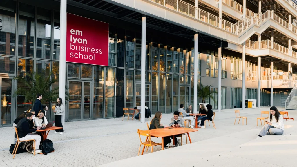 Une vue extérieure du campus emlyon business school, référence client ayant partagé un avis favorable sur Altimis Group.
