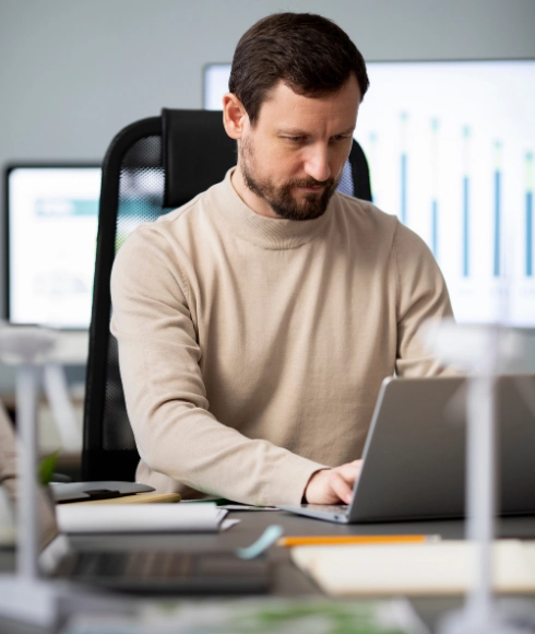 Un homme travaillant sur un ordinateur, dans l cadre du processus de digitalisation de la planification financière