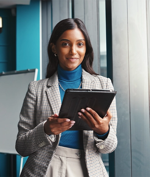 Une femme tient une tablette dans ses mains, pour illustrer les raisons de structurer la gouvernance des données.
