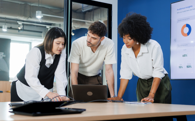Trois collaborateurs échangent autour d’un projet de data governance